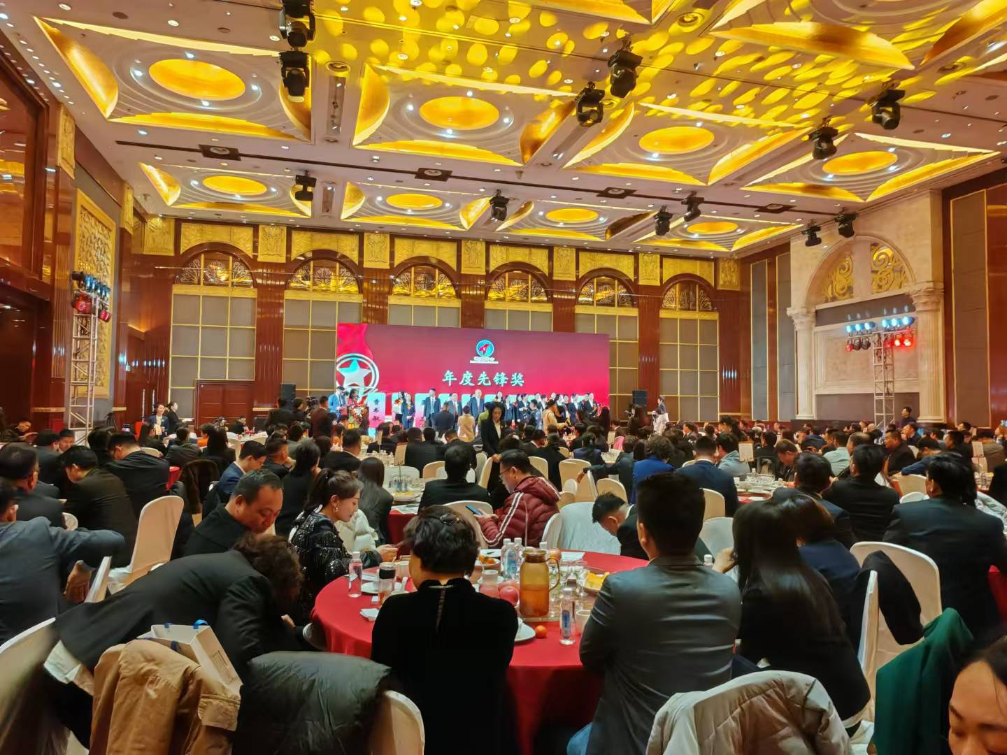 先进工作者表彰大会,公司年会隆重召开 先进工作者表彰大会,公司年会隆重召开
